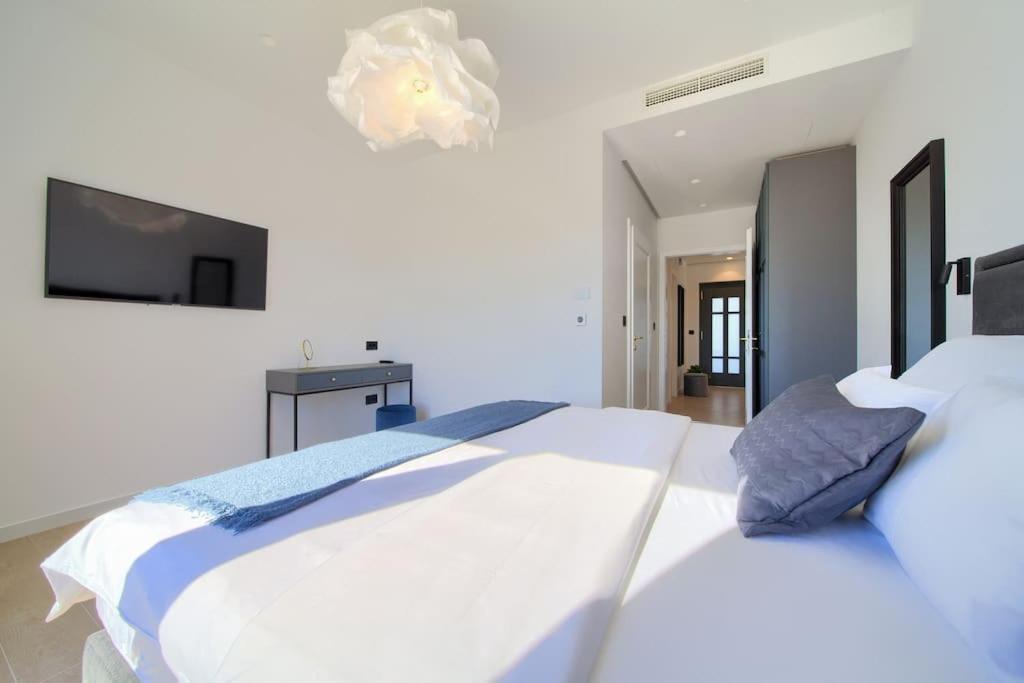 Luxury Villa Harmony With Heated Pool And Seaview Vrh  Exterior photo